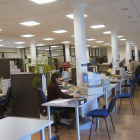 Varios funcionarios trabajan en las instalaciones de un ayuntamiento.