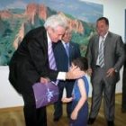 Luis del Olmo recibe un envoltorio con dibujos de los escolares de Puente, en el interior del centro