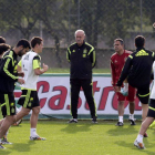 Vicente del Bosque dirige a sus jugadores durante el primer entrenamiento de España en Curitiba.