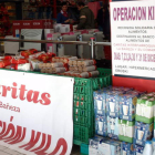 En las recogidas de alimentos de Cáritas se pone de manifiesto la solidaridad de quienes ayudan.