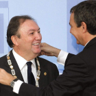 El presidente del Gobierno impone la Cruz de Honor de San Raimundo de Peñafort a Otero Lastres