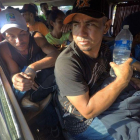 La caravana de migrantes hondurenos inicia su salida de la localidad de Mapastepec con rumbo hacia el municipio de Pijijiapan en el estado de Chiapas  Mexico   durante su travesia por Mexico hacia EEUU.