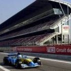 Fernando Alonso pasa por la recta de meta de Montmeló en una de las sesiones de entrenamiento