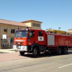 El camión de los bomberos de León a la puerta del instituto de Sahagún.