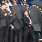 Personal de seguridad protege a Nicolás Maduro tras el atentado con drones en Venezuela.