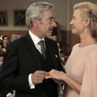 Imanol Arias y Ana Duato, en la escena de la boda de la serie 'Cuéntame'.