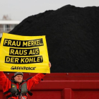 Protesta de Greenpeace contra el uso de carbón, durante la cumbre del clima de Bonn (COP23).