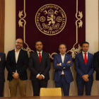 Los representantes de la Universidad de Comillas y de la empresa ubicada en León, durante el acuerdo. DL