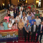 Diversos colectivos, acompañados de representantes de grupos políticos, en el Parlament el día que se aprobó la ley antihomofobia.