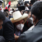 Pedro Castillo camina ayer entra la multitud en Lima. PAOLO AGUILAR