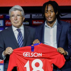 El delantero portugués Gelson Martins y el presidente del Atlético de Madrid, Enrique Cerezo, durante la presentación en el Metropolitano. EMILIO NARANJO