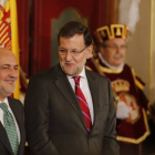 Mariano Rajoy habla con el presidente del Constitucional, Francisco Pérez de los Cobos, durante los actos con motivo del aniversario de la Carta Magna.