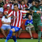 Amorebieta, del Sporting, pelea con Williams por un balon en El Molinón.