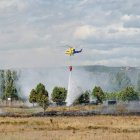 Un helicóptero trabaja en el incendio de Mansilla del Esla. A.C.