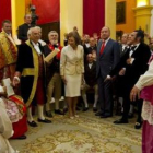Los Reyes posan con actores que representan el cuadro «Juramento de los Diputados».