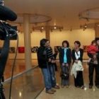 Marie-Paul Jeunehomme, productores y miembros de la ARMH ayer en la Casa de la Cultura