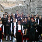 El Grupo de Coros y Danzas Virgen de la Guía organiza y participa en el Festival Folclórico.