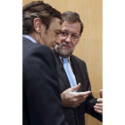 Rafael Hernando y Mariano Rajoy, en la jornada de ayer.