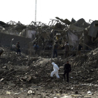 Agentes de las fuerzas de seguridad afganas inspeccionan la zona del atentado, en las afueras de Kabul.