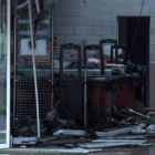 La fotografía muestra cómo quedó la línea de cajas en el interior del supermercado.