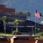 La bandera de los EEUU se ve en las afueras de la Embajada en Caracas