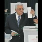 El presidente palestino, Mahmud Abas, ha acudido esta mañana a votar en las segundas elecciones legislativas que celebran. Son las primeras en las que compiten dos grandes fuerzas.