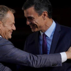 El presidente del Consejo Europeo, Donald Tusk, y el presidente español, Pedro Sánchez, se saludan durante un encuentro en Madrid el 6 de junio.
