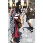 Un astur atacando a un romano durante una escaramuza