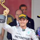 El piloto alemán Rosberg alza el trofeo de campeón en Mónaco secundado en el podio por su compañero Hamilton y por el australiano Ricciardo