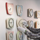 Un técnico ajusta los relojes en el Museo del Reloj de Furtwangen (Alemania).