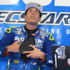 Aleix Espargaró se pone el protector de pecho antes de salir a entrenarse en Le Mans.