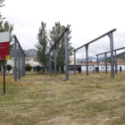 Las pistas de pádel ya cuentan con la estructura exterior de pilares de hierro. CAMPOS