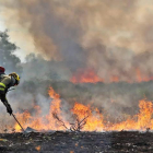 Labores de extinción del nuevo fuego declarado en Oteruelo.