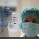 Una investigadora enseña muestras durante la presentación del primer biobanco del mundo.