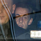 Sarkozy (detrás), a su llegada al tribunal de París para declarar por el 'caso Bygmalion'.