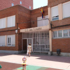 Entrada principal al colegio público San Claudio.