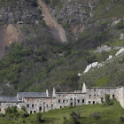 Los restos del poblado minero de la Peña do Seo y sobre ellos, en la montaña, las gargantas de las galerías del wólfram.