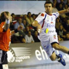 Ricardo Costa culmina un contraataque y se dispone a marcar uno de los tres goles que sumó en la jor
