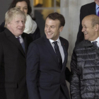 El ministro de Asuntos Exteriores, Boris Johnson, al lado del primer ministro francés, Emmanuel Macron durante la cumbre sobre seguridad, inmigración y cooperación en defensa que ha tenido lugar este jueves en la Real Academia Militar de Sandhurst.  / AP