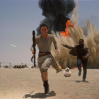 El personaje de Rey, interpretado por Daisey Ridley, en una escena de 'Star Wars. El despertar de la fuerza'.