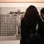 Dos visitantes contemplan una fotografía de la serie 'Desaparecidos', obra de Gervasio Sánchez.