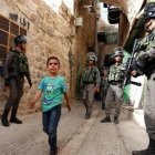 Una patrulla de la policía fronteriza israelí pasea por el mercado de la ciudad de Qusbah,  en Cisjordania.