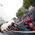 El conjunto BMC, ganador de la etapa, por las calles de Nîmes.