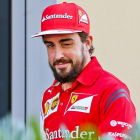 Alonso hace un guiño a la cámara tras confirmar su marcha.
