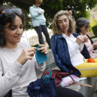 Las tejedoras compartieron tarde de agujas y filandón en las gradas de San Marcos. FERNANDO OTERO