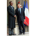 Sarkozy saluda al jefe de Estado de Chad, Idriss Deby.