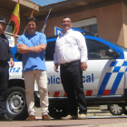 El jefe de Policía, García, y Almuzara muestran el vehículo. DL