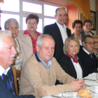 Integrantes de la directiva de la asociación con autoridades en la última fiesta. M. M.