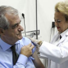 El consejero de Sanidad, Francisco Javier Álvarez Guisasola, se vacuna contra la gripe estacional.