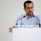 El secretario de de organizacion de Podemos, Sergio Pascual,  durante la rueda de prensa que ha ofrecido este lunes.